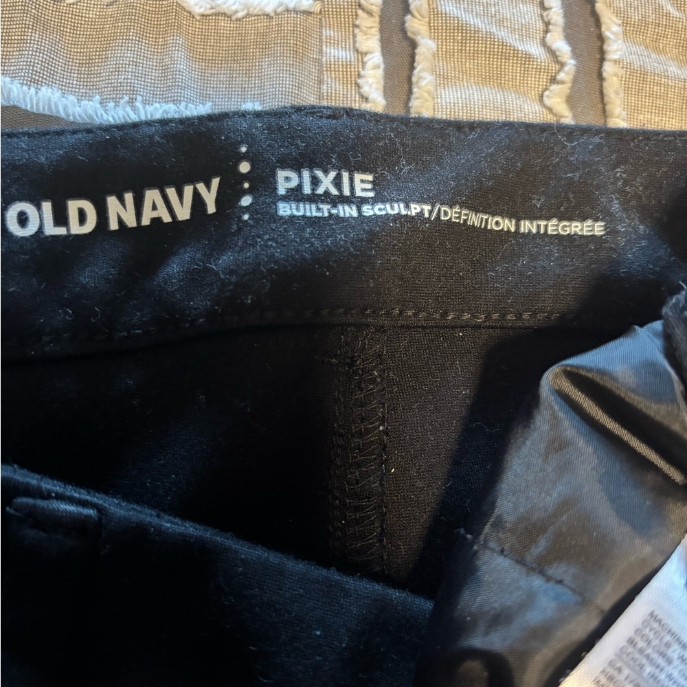 Old Navy Women’s Black Pixie Pants Size 8 - Picture 2 of 5